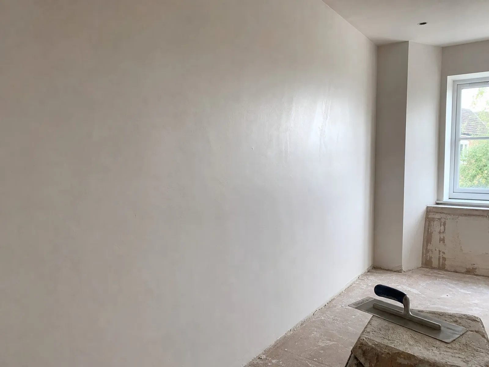 Smooth freshly skimmed wall ready for painting